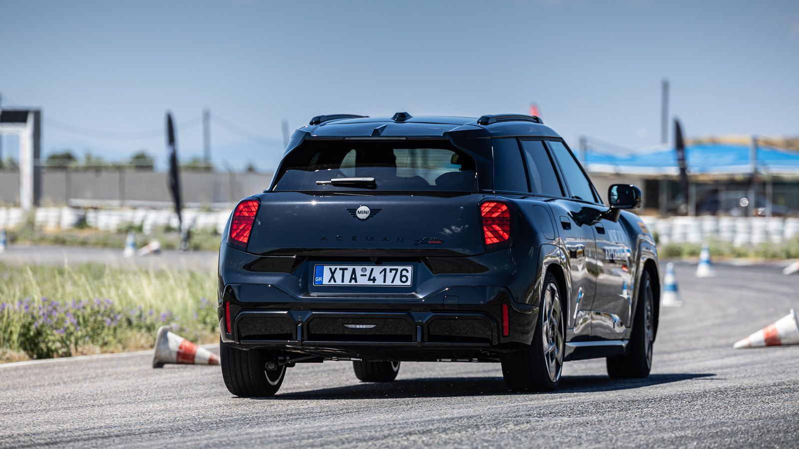 Παρά τις SUV αναλογίες και το αυξημένο βάρος, το ηλεκτρικό Aceman JCW εμφανίζει ιδιαίτερα πρόθυμη συμπεριφορά στις γρήγορες εναλλαγές κατεύθυνσης