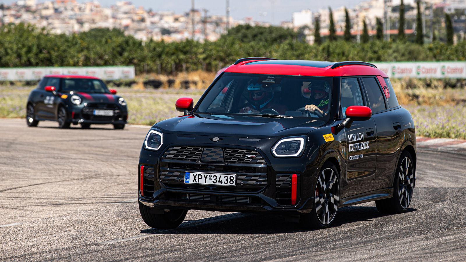 Ο δίλιτρος turbo κινητήρας των 300 ίππων επιταχύνει με ιδιαίτερη ευκολία το MINI Countryman JCW ALL4, ενώ η τετρακίνηση εξασφαλίζει πολύ καλή πρόσφυση