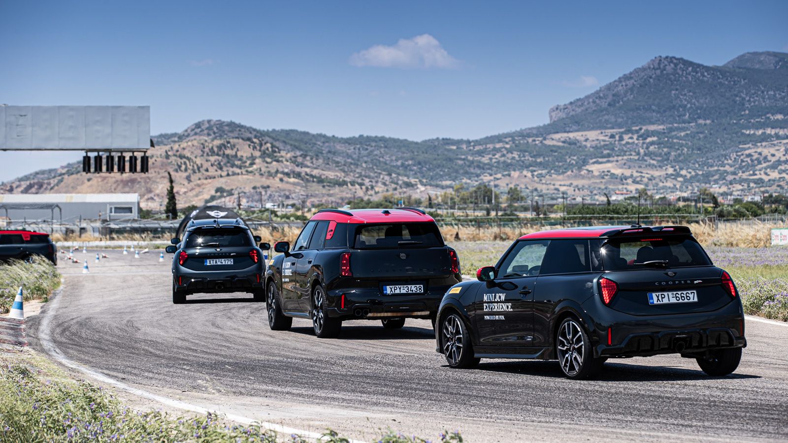 Στην πίστα λοιπόν με όλη τη γκάμα των MINI John Cooper Works, η οποία πλέον εκτός από τις βενζινοκίνητες έχει και νέες 100% ηλεκτρικές εκδόσεις.