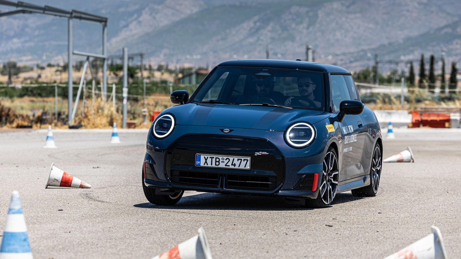 Το τρίθυρο ηλεκτρικό MINI John Cooper Works E συμμετείχε σε μια διαφορετική δοκιμασία, η οποία περιλάμβανε φουρκέτες, σλάλομ, φρεναρίσματα ακριβείας κ