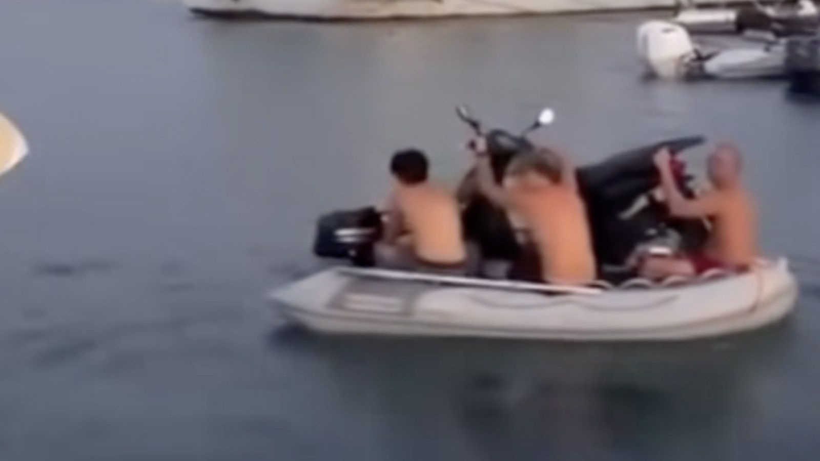 Σπέτσες: Μετέφεραν μηχανάκι με... tender – Έφαγαν διπλό πρόστιμο και έμειναν χωρίς πινακίδες