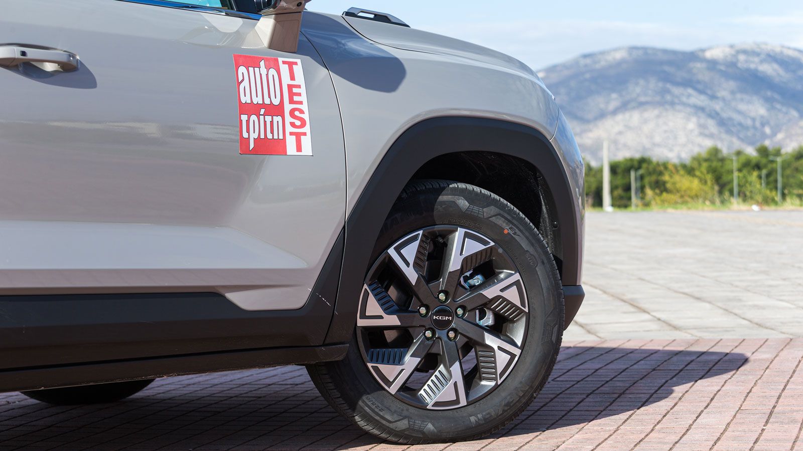 Το KGM Torres HEV με τα λάστιχα Nexen Roadian GTX σε διάσταση 225/60 R18.