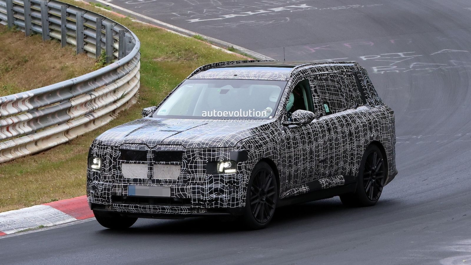 Η νέα BMW X7 M60 «συλλαμβάνεται» στο Nürburgring με V8