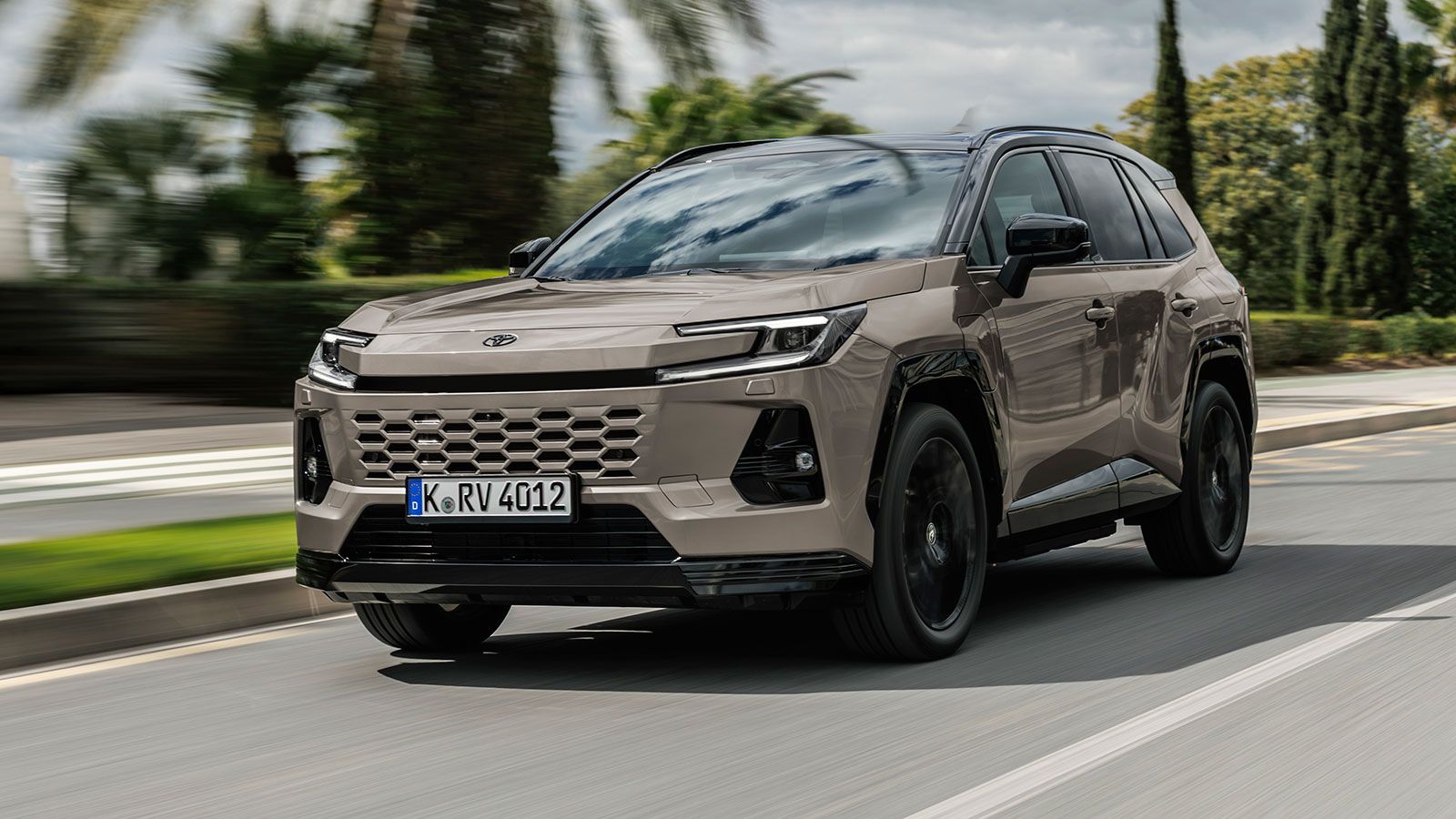 Το νέο Toyota RAV4 (2026) στο δρόμο - εμπρός όψη.