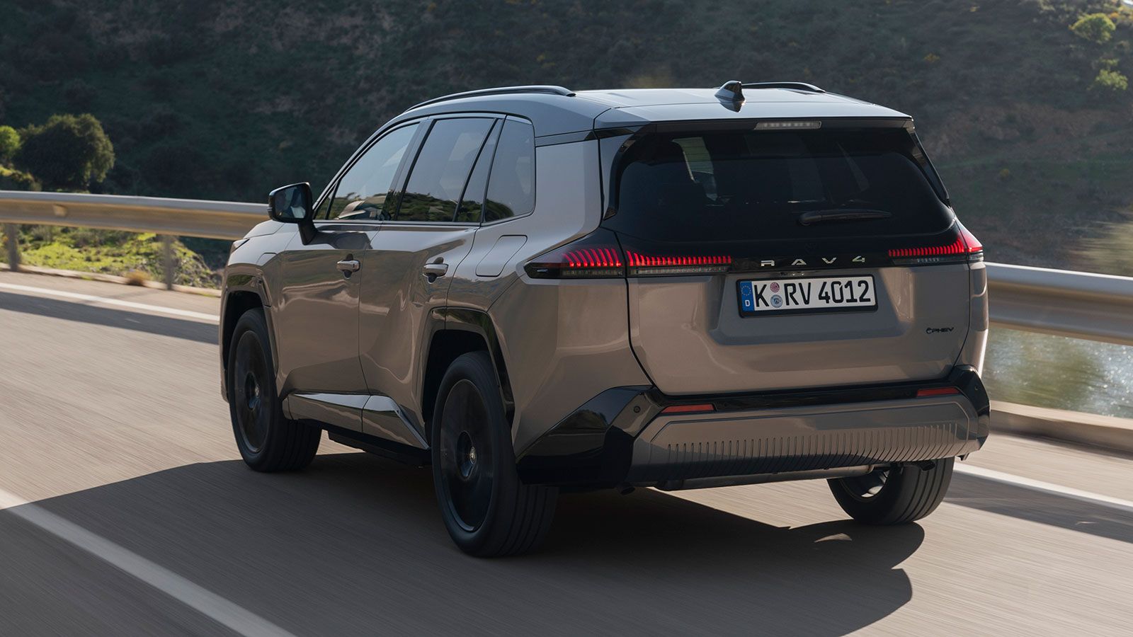 Οδηγούμε το νέο Toyota RAV4 - Υβριδικό & plug-in με ισχύ έως 309 άλογα