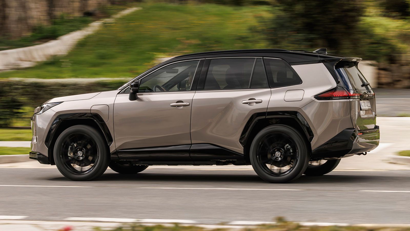 Οδηγούμε το νέο Toyota RAV4 - Υβριδικό & plug-in με ισχύ έως 309 άλογα