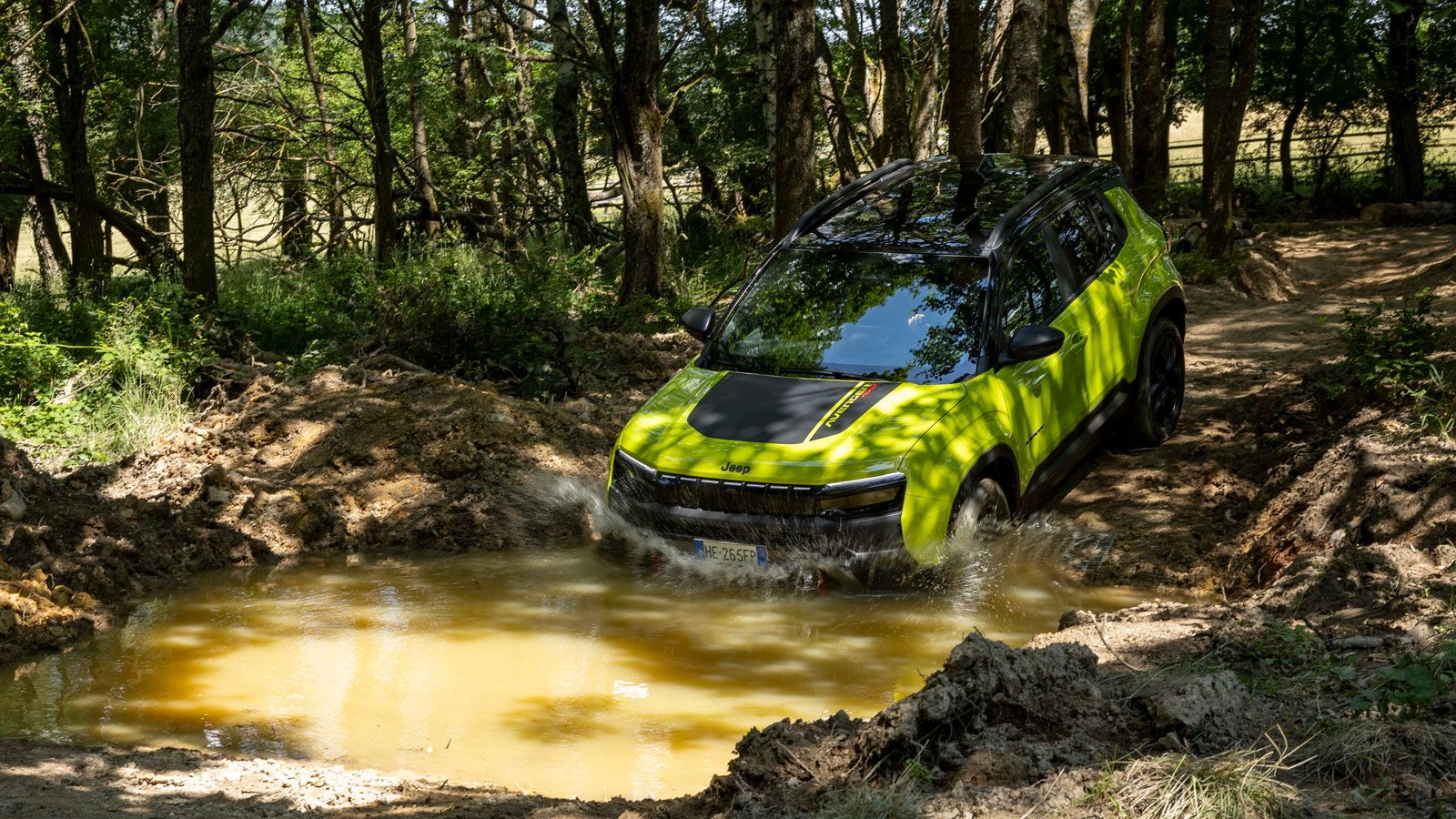 Χάρη στις καλές off-road γωνίες του Jeep Avenger 4xe δεν φοβάσαι να βουτήξεις σε υδάτινα περάσματα, καθώς μπορεί να τα καταφέρει περίφημα σε νερά βάθο