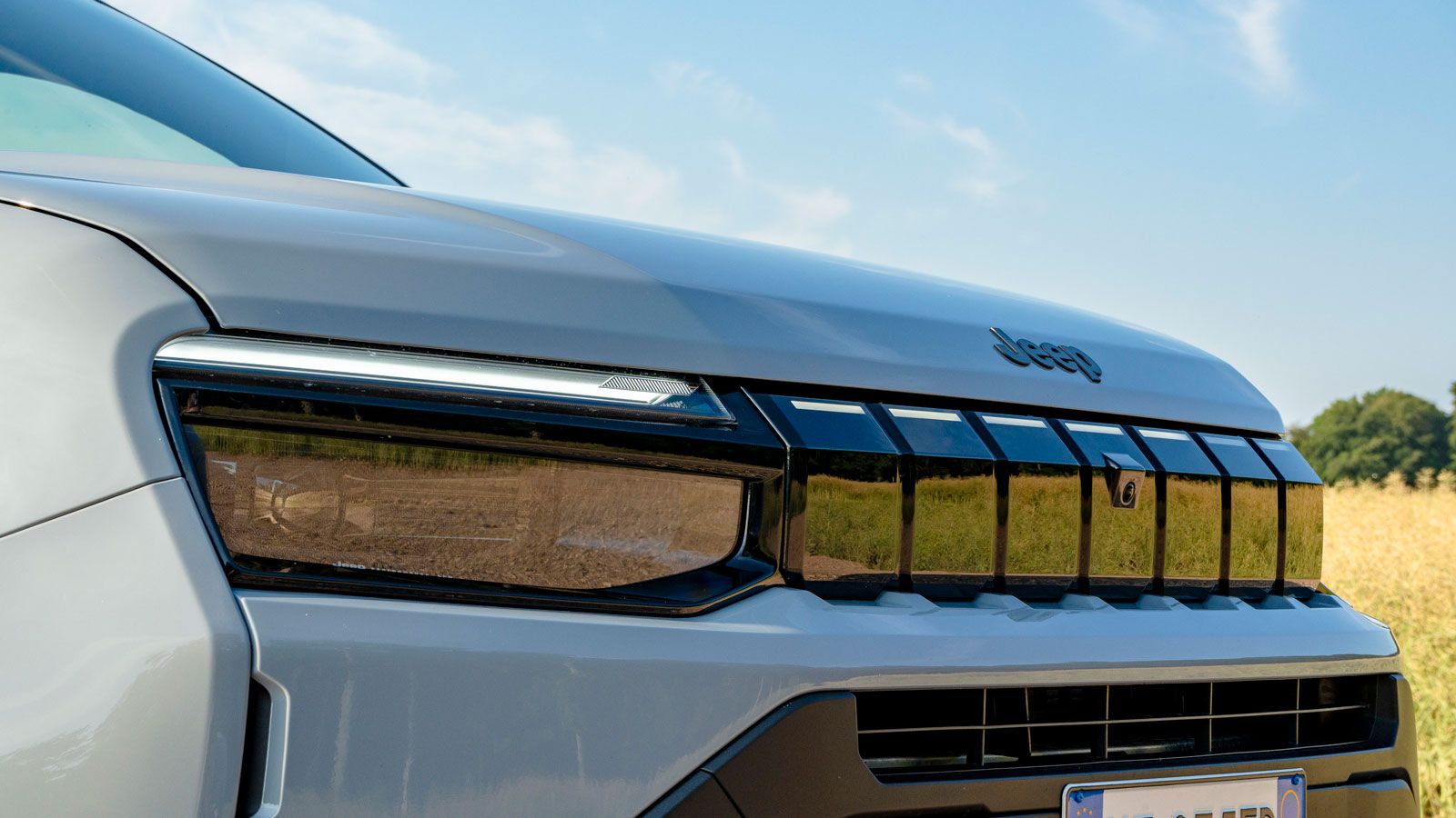Πρώτη φορά στο SUV πόλης της Jeep βλέπουμε LED Matrix προβολείς, οι οποίοι προσαρμόζουν αυτόματα τη δέσμη φωτός στις συνθήκες κυκλοφορίας και υπόσχοντ