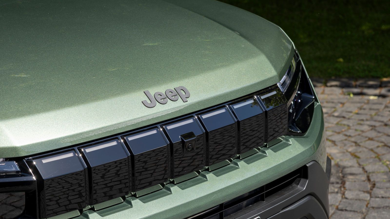 Στο εμπρός μέρος του ανανεωμένου Jeep Avenger ξεχωρίζει η νέα φωτιζόμενη γρίλια με τις χαρακτηριστικές 7 κάθετες σχισμές, η οποία έρχεται σε ακολουθία