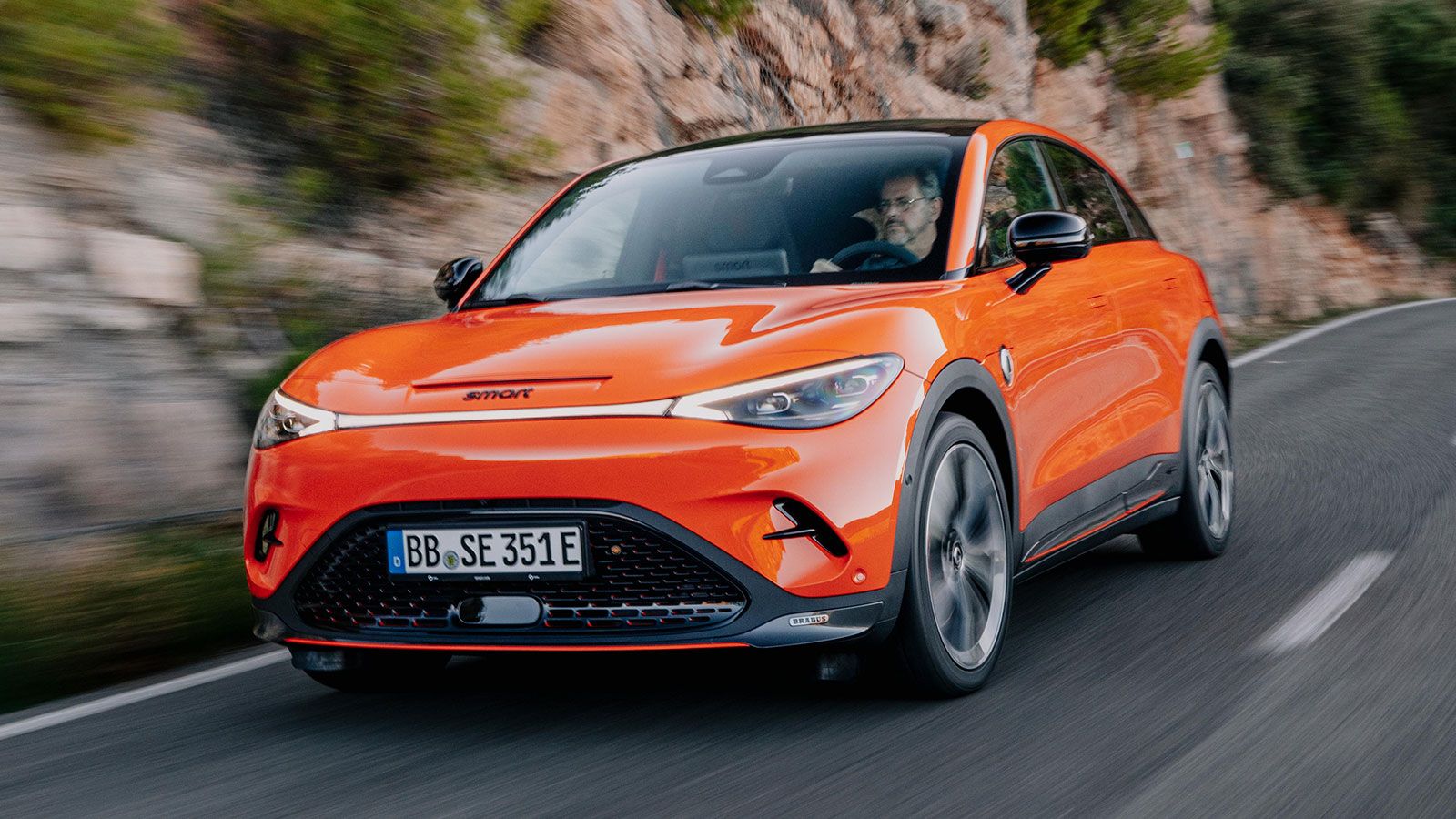 Την ίδια απόδοση (428 PS) έχει και το μεγαλύτερο smart #3, το οποίο προβάλλει έναν ακόμα πιο premium και fun to drive χαρακτήρα.