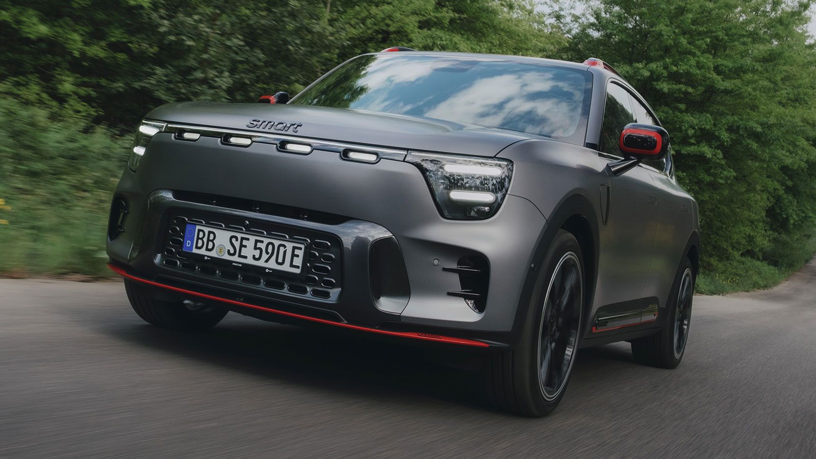 Το κορυφαίο smart #5 BRABUS των 646 ίππων εντυπωσιάζει με τον high-tech χαρακτήρα του, την πρακτικότητα και την ευρυχωρία του και φυσικά και με τις επ