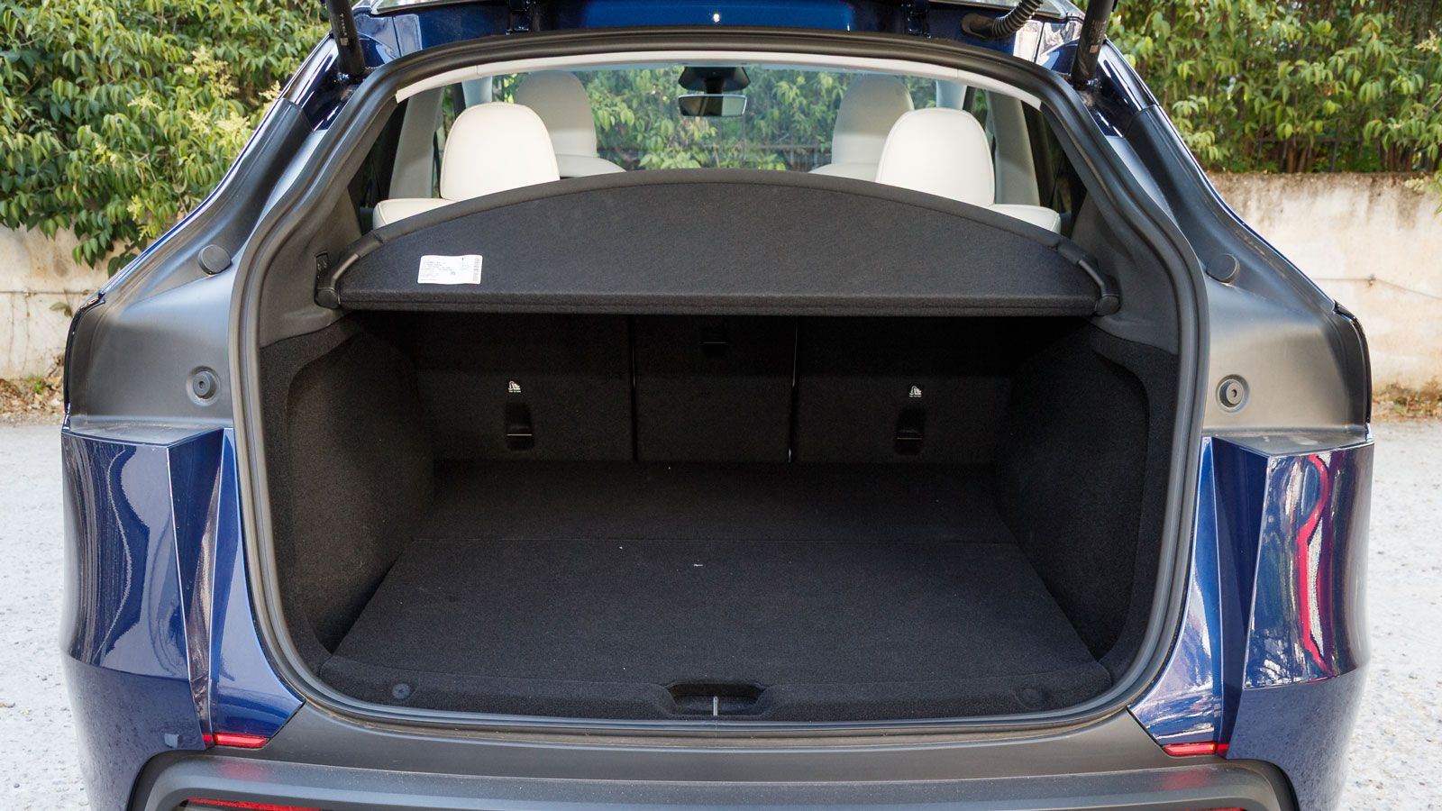 Με χωρητικότητα πορτ-μπαγκάζ 822 λίτρων το Tesla Model Y Juniper έχει έναν από τους μεγαλύτερους χώρους αποσκευών της αγοράς.
