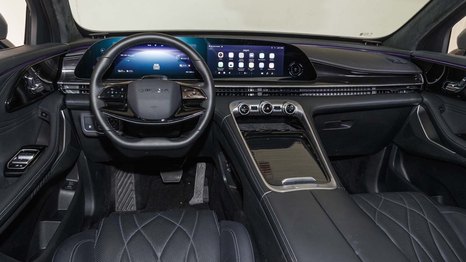 Το εσωτερικό του Omoda 9 SHS-P είναι premium σε εικόνα και χαρακτηριστικά με έντονο το high-tech στοιχείο.