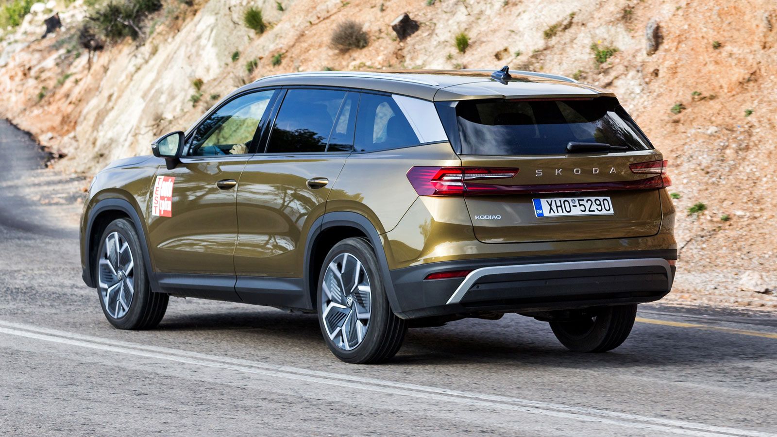 Όταν ο δρόμος δεν είναι «χαλί» το Kodiaq δεν παρουσιάζεται τόσο άνετο και… αθόρυβο στη λείανση των ανωμαλιών, ειδικά όταν η (έξτρα) ηλεκτρονική 