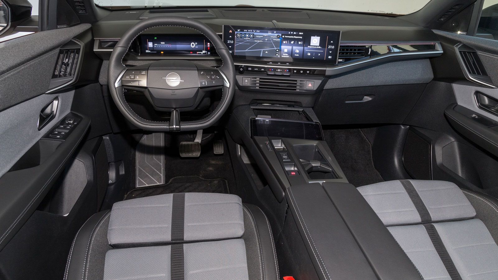 Στο μοντέρνο εσωτερικό του Opel Grandland η έκδοση GS προσθέτει οθόνη αφής 16 ιντσών και το Pixel Box, τη θήκη με το διαφανές γυαλί όπου φορτίζεις ασύ