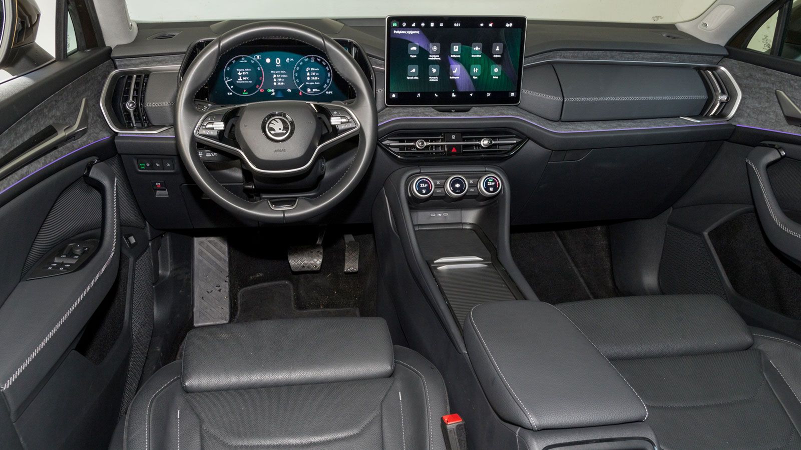 Καλοφτιαγμένο είναι το εσωτερικό του Skoda Kodiaq, που μπορεί σε προαιρετικό εξοπλισμό να αποκτήσει και Head-Up Display (προβάλει στο παρμπρίζ όλες τι