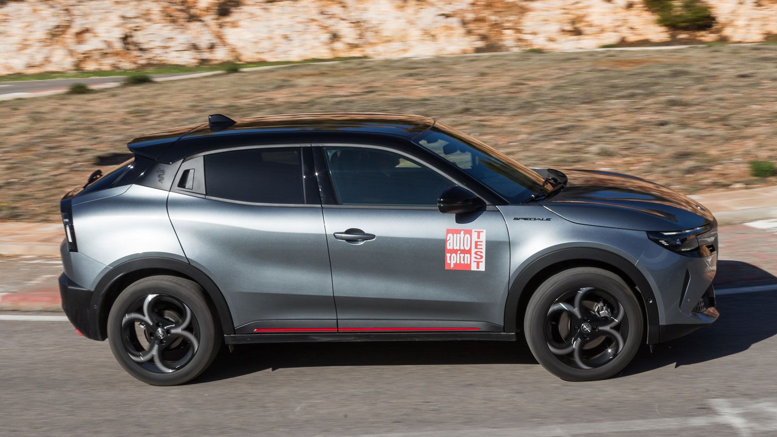 Η Alfa Romeo Junior Ibrida των 145 ίππων έχει αυτόματο κιβώτιο διπλού συμπλέκτη 6 σχέσεων (eDCT6), εντός του οποίου υπάρχει ένας ηλεκτροκινητήρας 21 k
