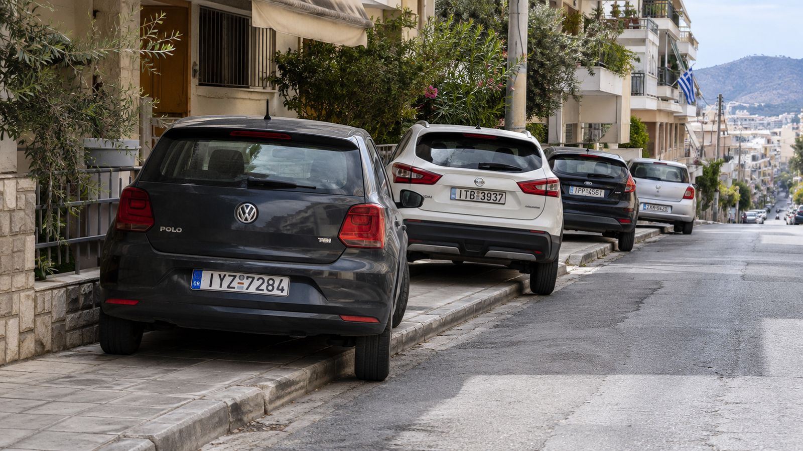 Όλη η γειτονιά παρκάρει στο πεζοδρόμιο. Μπορούν να γράψουν μόνο εσένα;