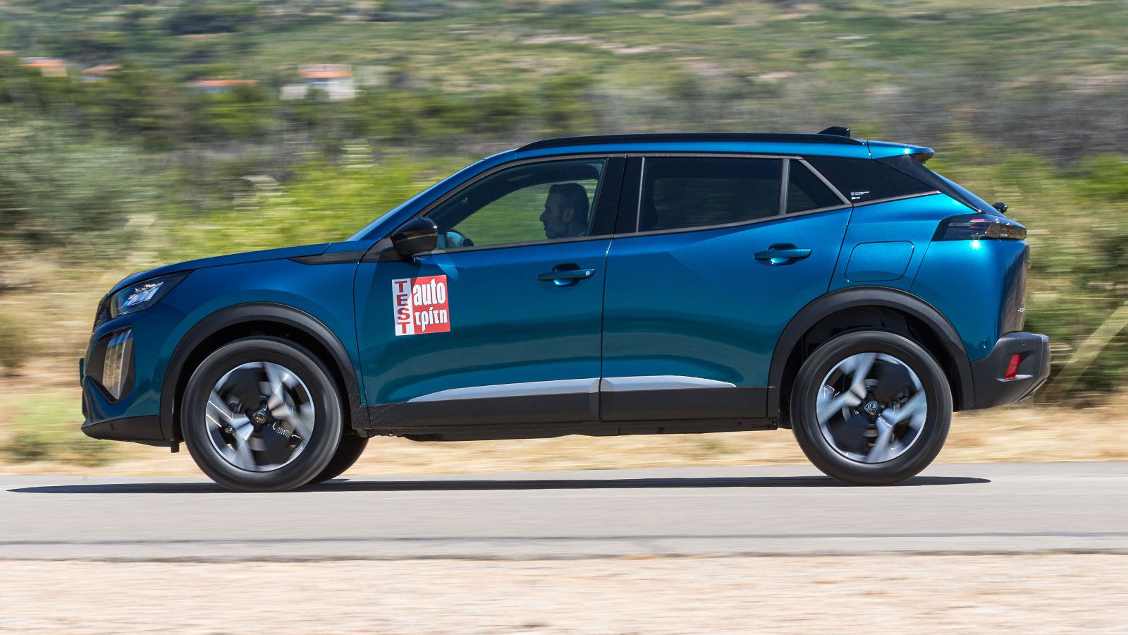 Στο δρόμο το Peugeot 2008 των 110 ίππων συνεχίζει να εντυπωσιάζει με το ισορροπημένο του οδηγικό προφίλ, προσφέροντας άνεση και δυναμικό χαρακτήρα αν 