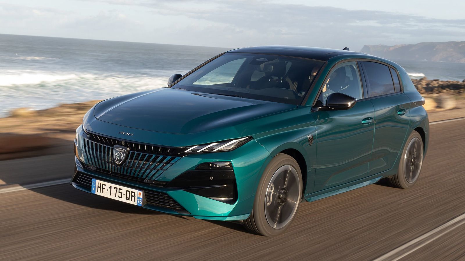 Το ανανεωμένο Peugeot 308 ξεκινά άμεσα την εμπορική του πορεία στην Ελλάδα έχοντας στο δυναμικό του 4 κινητήρια σύνολα: diesel, hybrid, Plug-in Hybrid