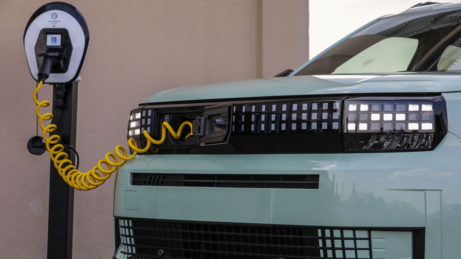 Ο στάνταρ εξοπλισμός του Fiat Grande Panda το ιδιαίτερα πρακτικό σπιράλ καλώδιο φόρτισης που μαζεύεται μόνο του σε ειδική θήκη στη μάσκα του αυτοκινήτ