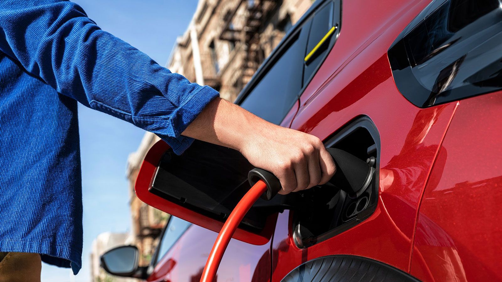 Το Citroen e-C3 εφοδιάζεται με μπαταρία 44 kWh, συνεπώς σε έναν οποιοδήποτε δημόσιο 11άρη φορτιστή σε ένα δίωρο έχει γεμίσει το 50%.