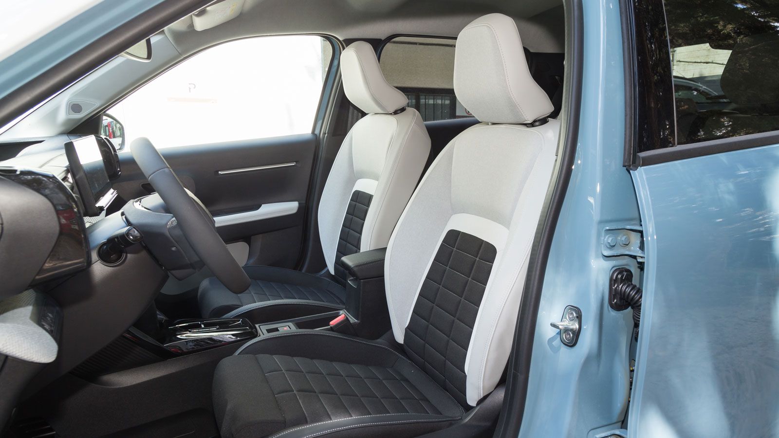 Από την δεύτερη έκδοση Plus υπάρχουν τα  Advanced Comfort καθίσματα τα οποία έχουν επιπλέον 10 χιλιοστά περισσότερο αφρώδες υλικό και είναι υπερβολικά