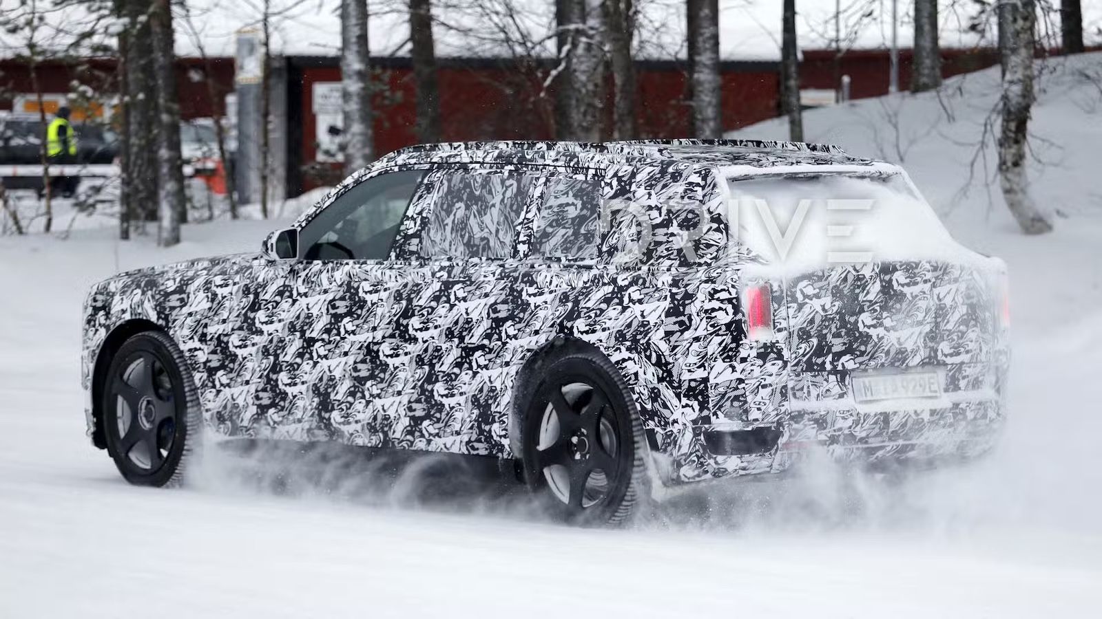 Rolls-Royce Cullinan: το υπερπολυτελές SUV θα μπαίνει στην πρίζα πριν το 2030