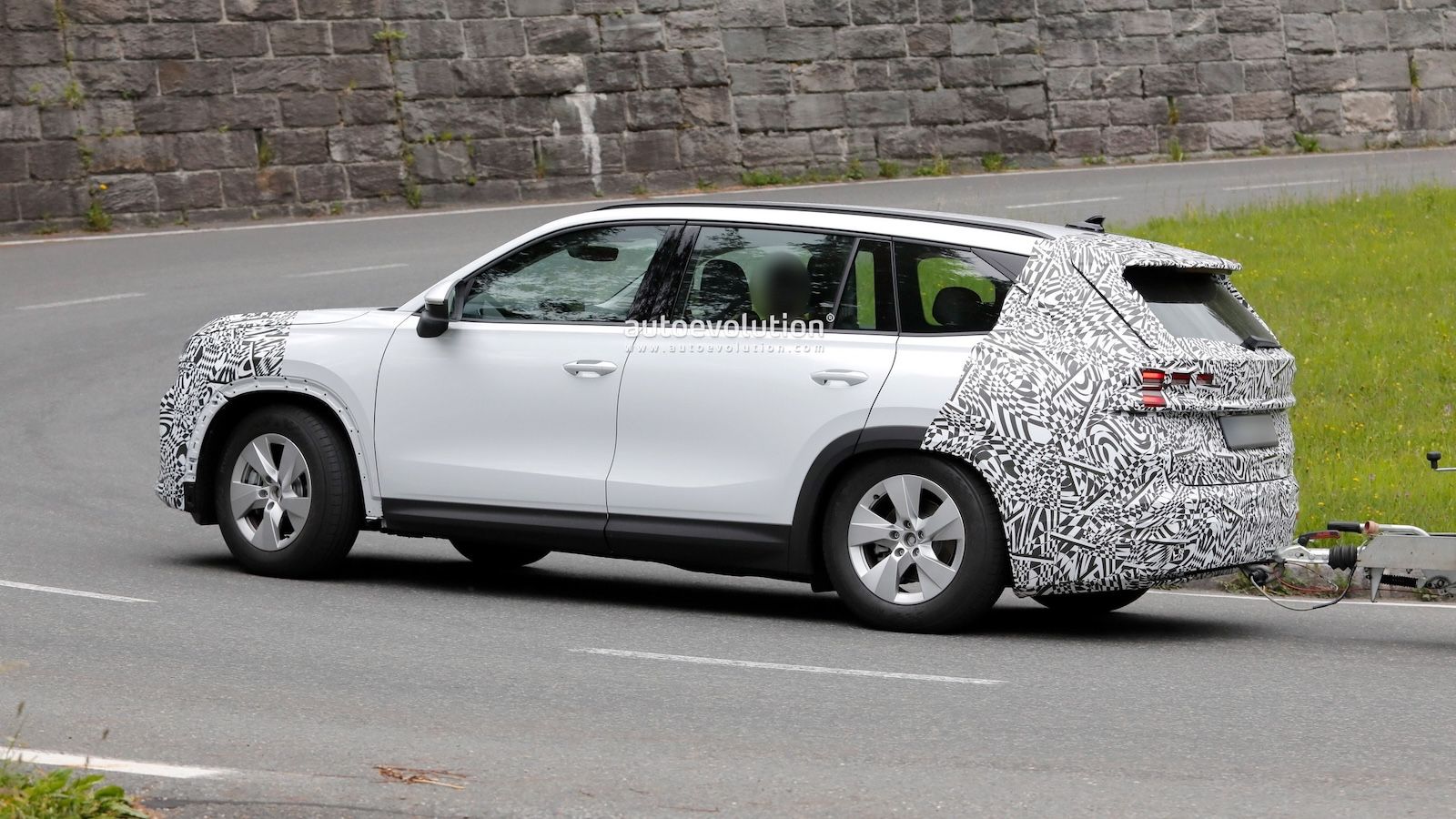 Skoda Kodiaq 2027: Στις Άλπεις με νέο πρόσωπο και σε αποστολή ρυμούλκησης