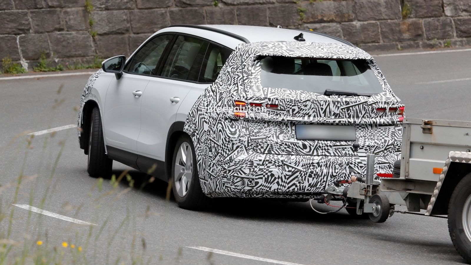 Skoda Kodiaq 2027: Στις Άλπεις με νέο πρόσωπο και σε αποστολή ρυμούλκησης
