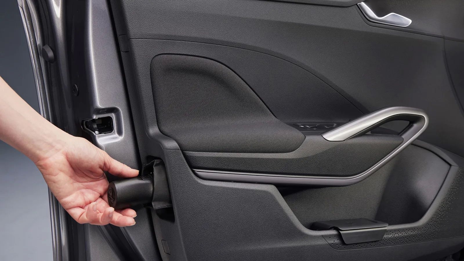 Η Skoda Fabia διαθέτει 43 Simply Clever επιλογές σε καμπίνα και χώρο αποσκευών, όπως οι κρυμμένες ομπρέλες στις πόρτες.