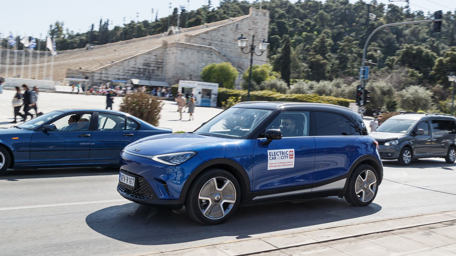 Το smart #1 δεν ξεχωρίζει μόνο για την εμφάνιση, αλλά για και τις επιδόσεις του: Με 272 άλογα και 343 Nm ροπής έχει επιδόσεις αφήνουν πίσω όλα τα συμβ