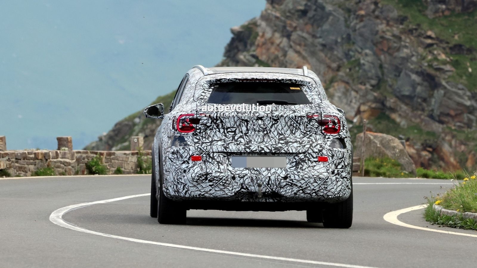 Στις Άλπεις η νέα Mercedes-AMG GLA EV: Έρχεται με 500+ ίππους και 3 μοτέρ