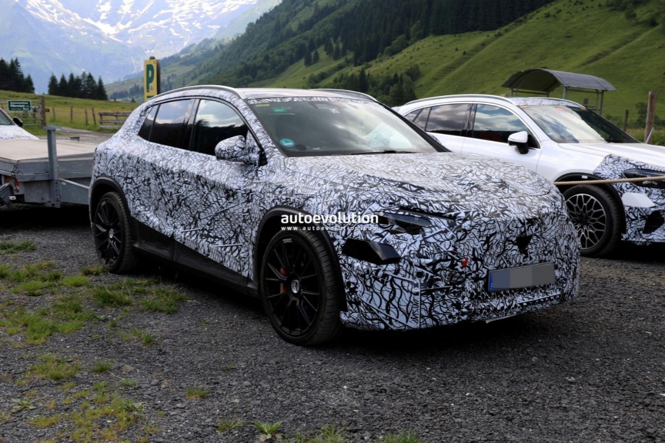 Στις Άλπεις η νέα Mercedes-AMG GLA EV: Έρχεται με 500+ ίππους και 3 μοτέρ