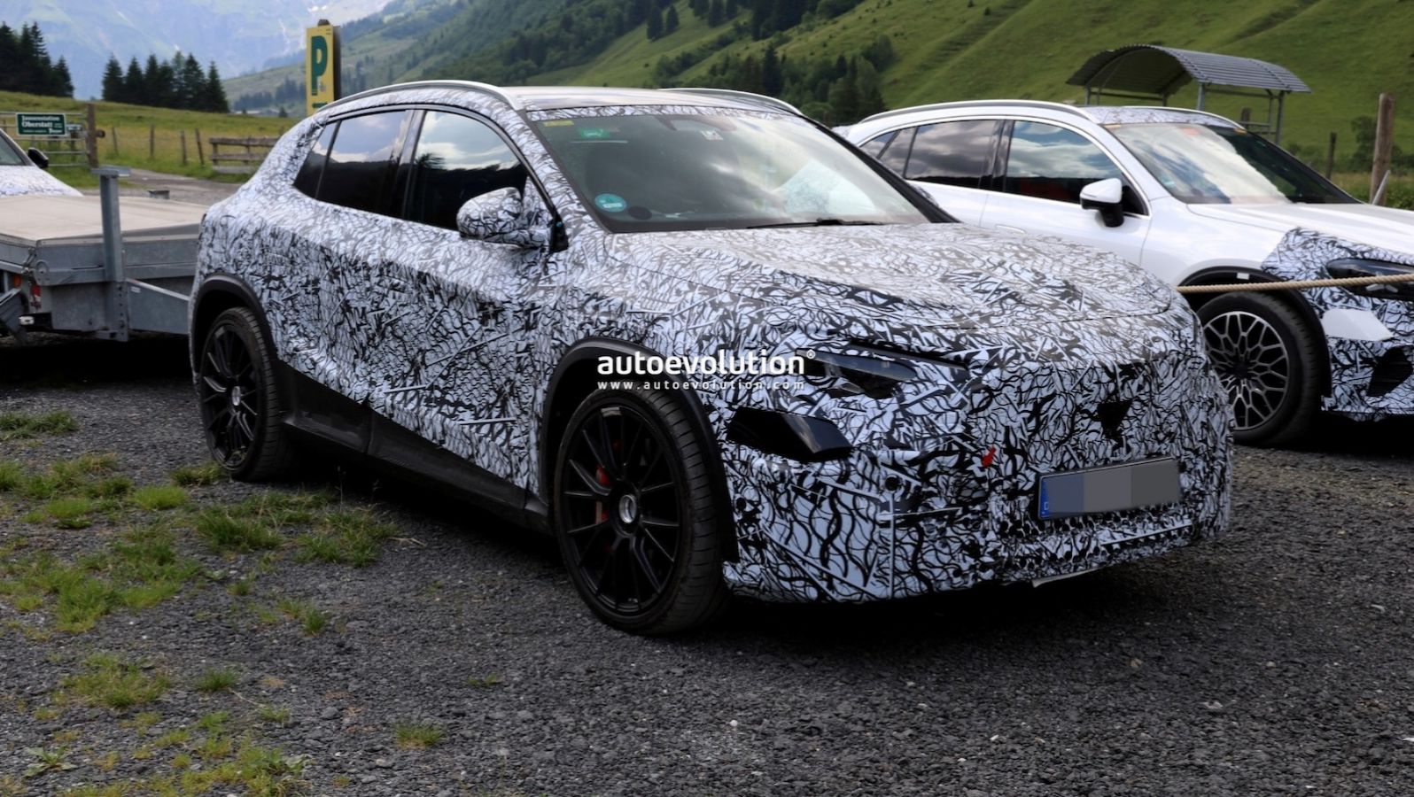 Στις Άλπεις η νέα Mercedes-AMG GLA EV: Έρχεται με 500+ ίππους και 3 μοτέρ