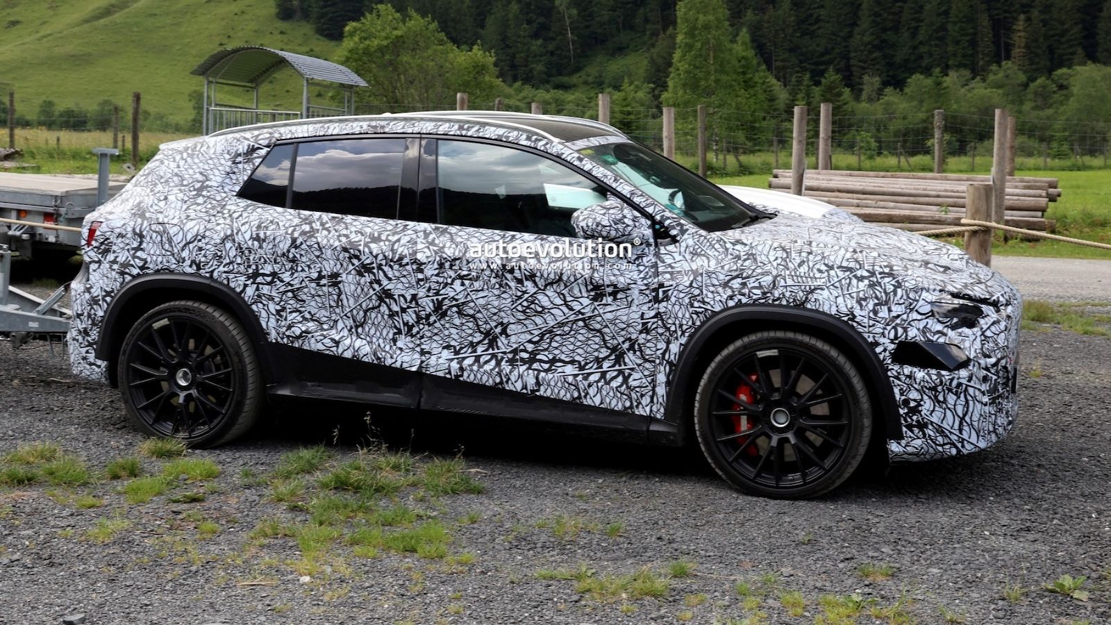 Στις Άλπεις η νέα Mercedes-AMG GLA EV: Έρχεται με 500+ ίππους και 3 μοτέρ