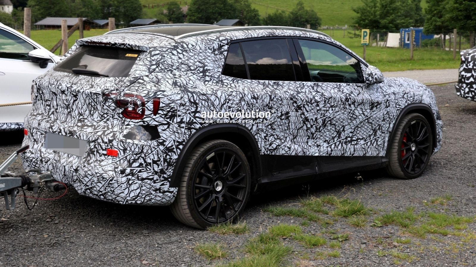 Στις Άλπεις η νέα Mercedes-AMG GLA EV: Έρχεται με 500+ ίππους και 3 μοτέρ