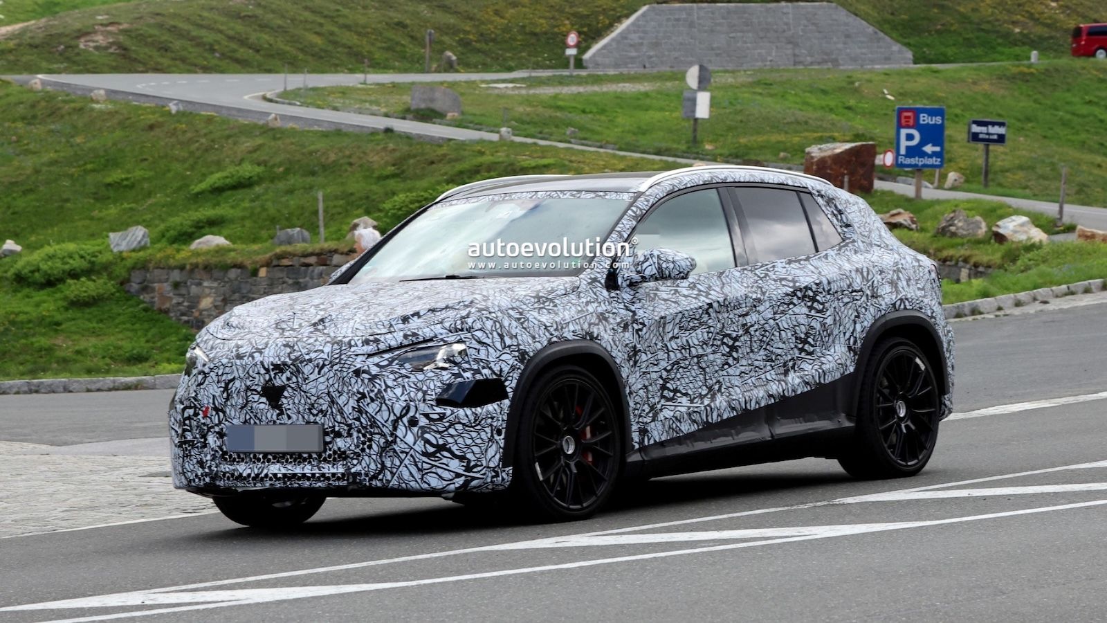 Στις Άλπεις η νέα Mercedes-AMG GLA EV: Έρχεται με 500+ ίππους και 3 μοτέρ