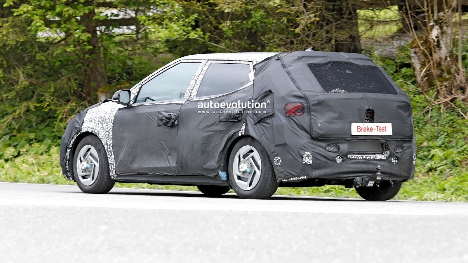 Το νέο Hyundai i20 δοκιμάζεται με βαρύ καμουφλάζ