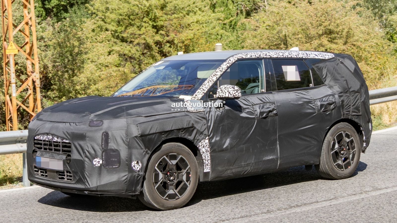 Στο εμπρός μέρος, το νέο Sportage ξεχωρίζει από το ψηλότερο ρύγχος, τη φαρδιά γρίλια και τα φωτιστικά σώματα δύο επιπέδων. 