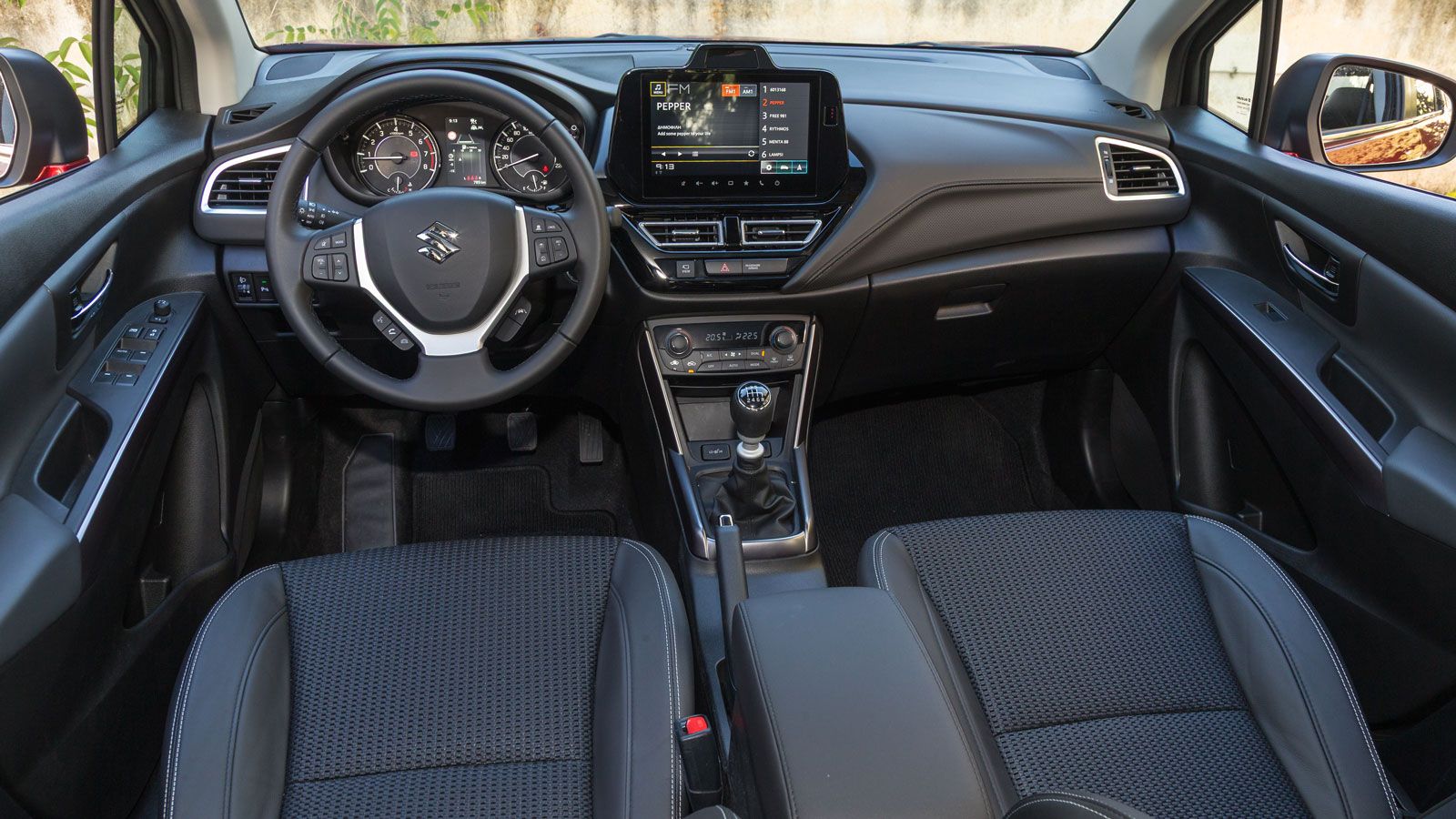 Η οθόνη αφής του Suzuki S-Cross έχει την χρησιμότητά της στη σημερινή αυτοκίνηση, όμως υπάρχουν λεπτομέρειες της καμπίνας οι οποίες μοιάζουν πιο πίσω 