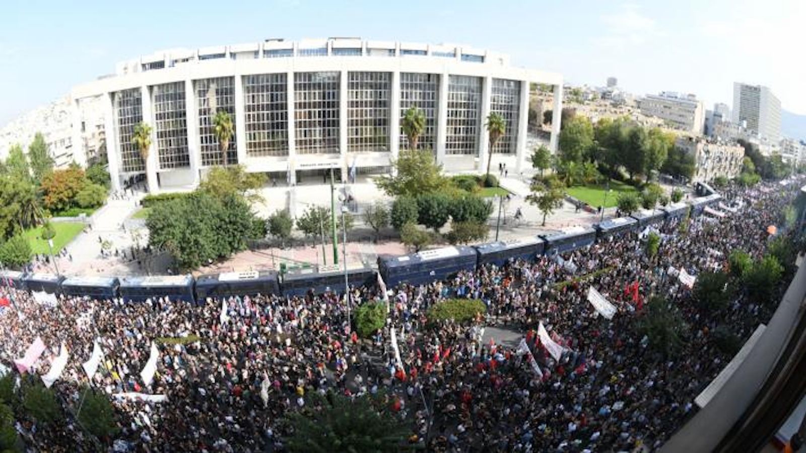 Μεγάλες κινητοποιήσεις συνδικάτων και φορέων έξω από το Εφετείο. Αναμένονται επίσημες ανακοινώσεις από την ΕΛ.ΑΣ. για τους κλειστούς δρόμους.