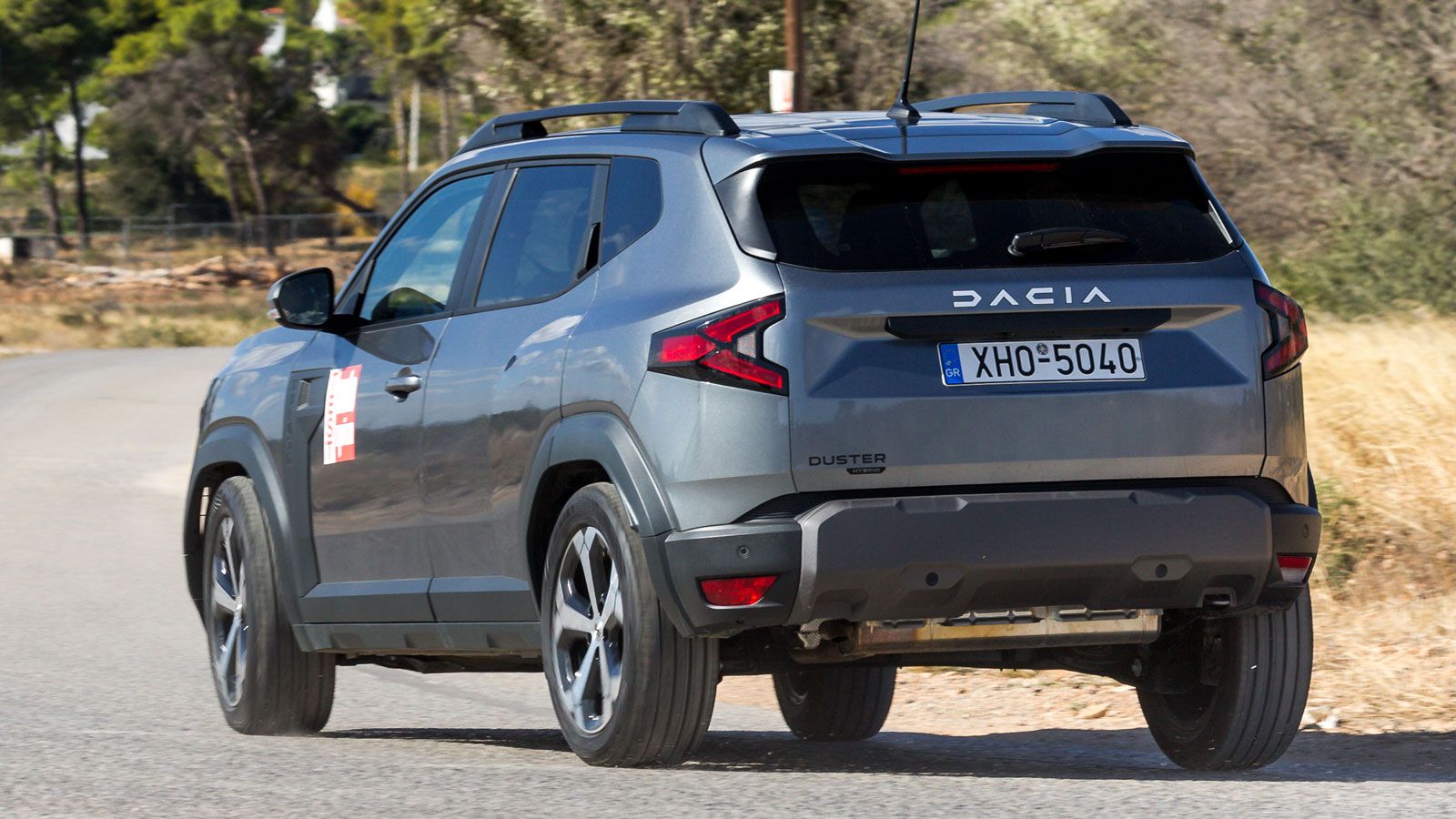 Η off-road φύση του Dacia Duster το ξεχωρίζει από τον ανταγωνισμό, με το μικρό κύκλο στροφής και την καλή συμπεριφορά του εντός πόλης να συνθέτει ένα 
