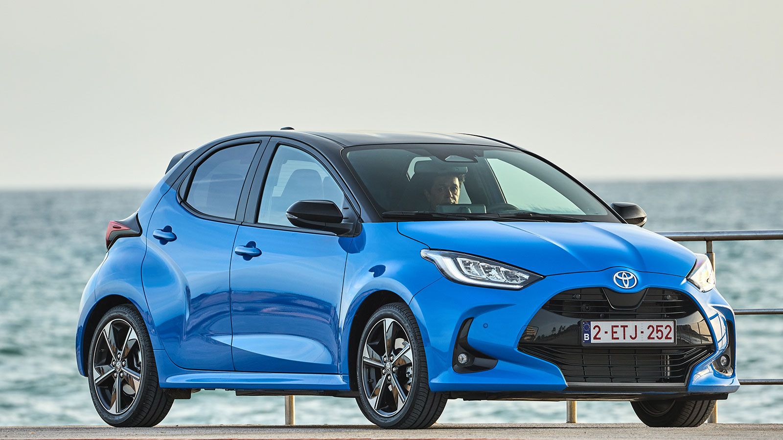 Το Toyota Yaris έχει εξαιρετικό value for money χαρακτήρα, με τις τιμές του να ξεκινούν από τα 21.620 ευρώ, ενώ έως τα 25 χιλιάρικα προσφέρεται σε όλε