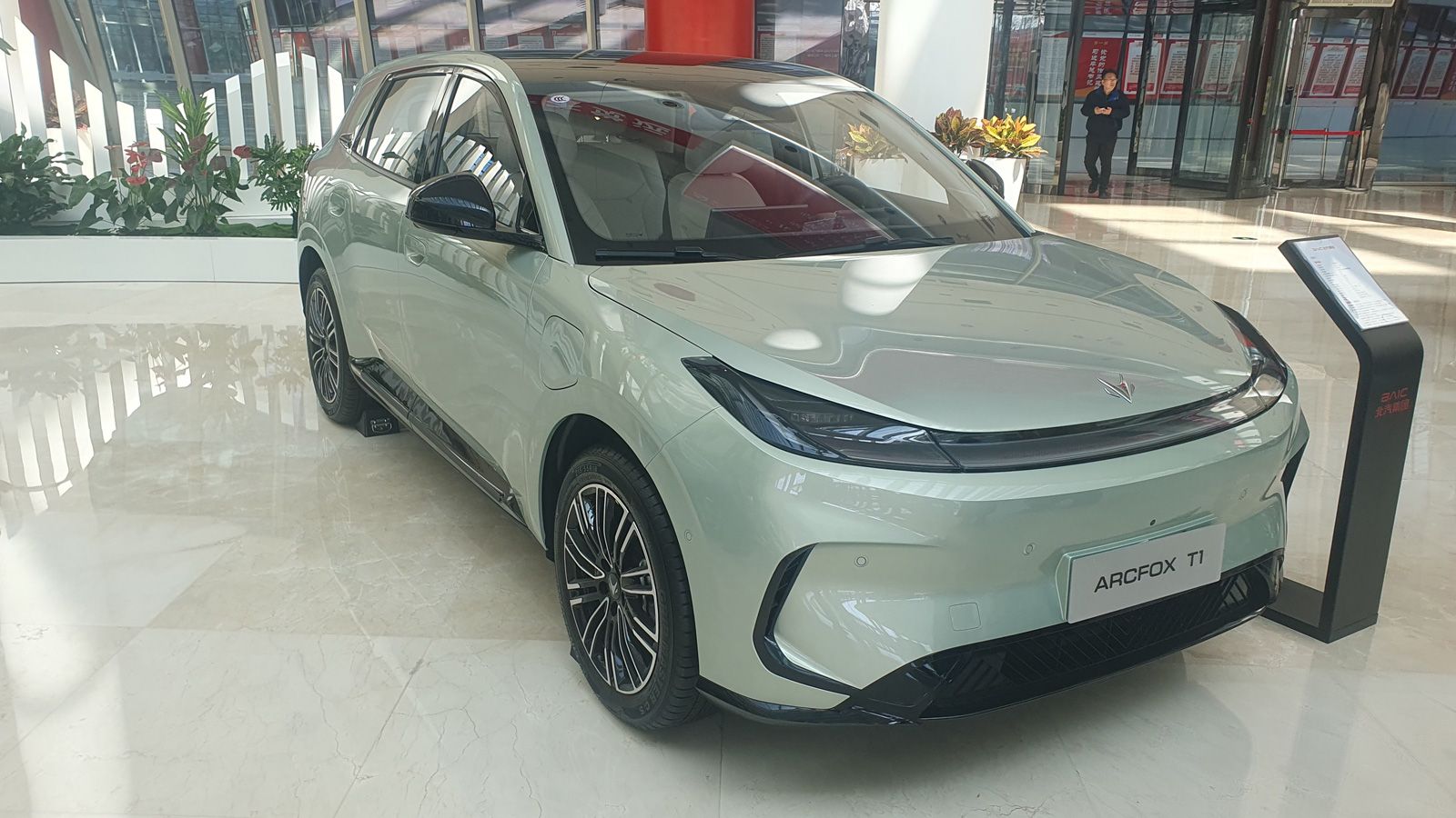 Η Arcfox είναι η premium μάρκα του Ομίλου BAIC και κατασκευάζει αποκλειστικά αυτοκίνητα νέας ενέργειας (ηλεκτρικά και plug-in).