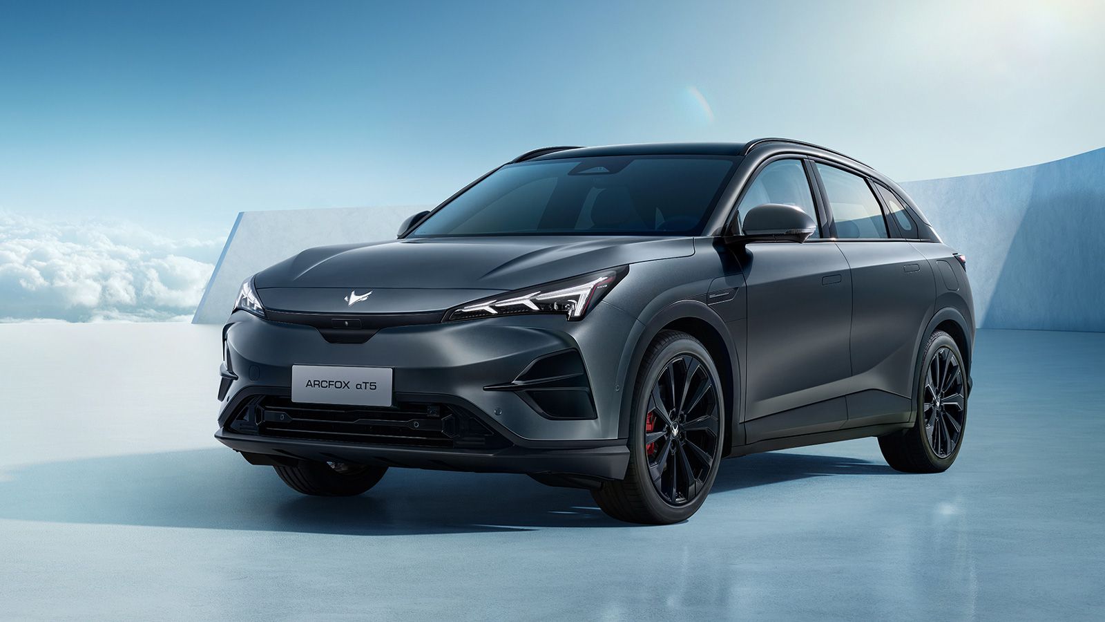 Το Arcfox Τ5 είναι ένα μεγαλύτερο ηλεκτρικό SUV με μήκος 4,69 μ. και μεταξόνιο 2.845 χλστ.. 
