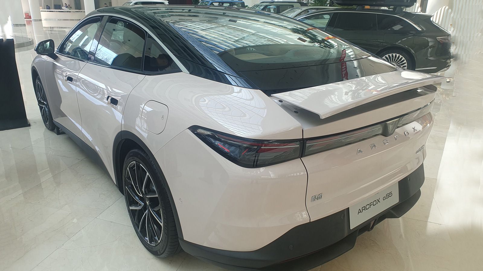 Arcfox S5: Μιλάμε για ένα ηλεκτρικό sedan coupe με μήκος 4.82 μ., μεταξόνιο 2.900 χλστ. και κορυφαία αεροδυναμική (συντελεστής Cd στο 0,1925). 