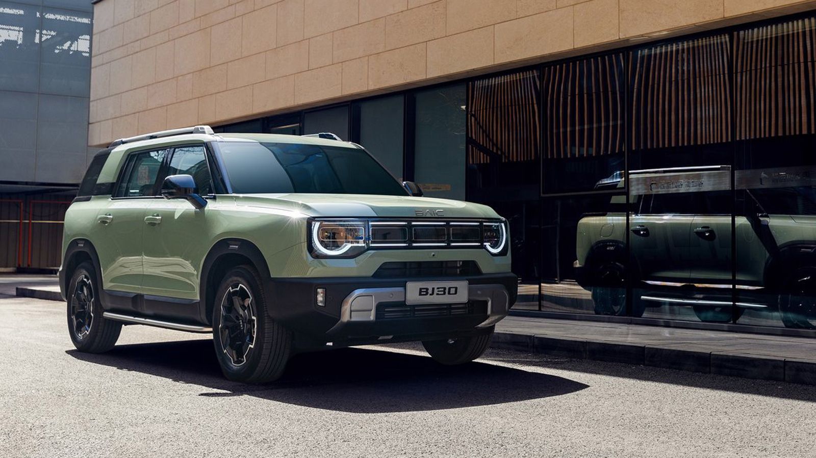 Μπήκαμε στο πολύ ενδιαφέρον BAIC BJ 30e, ένα μεσαίο SUV  με μήκος 4,73 μ. και μεταξόνιο 2.820 χλστ.. Πέρα από την ευρυχωρία, θετική εντύπωση μας έκανε
