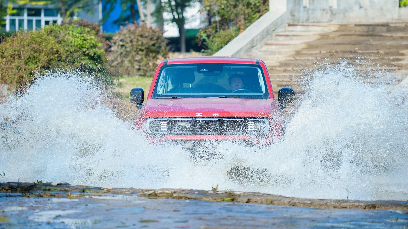 Το BAIC BJ 40 είναι το μεγαλύτερο μοντέλο στη γκάμα (4,79 μ.) και εκφραστής του off-road SUV χαρακτήρα της μάρκας, τόσο σε σχεδίαση όσο και ικανότητες