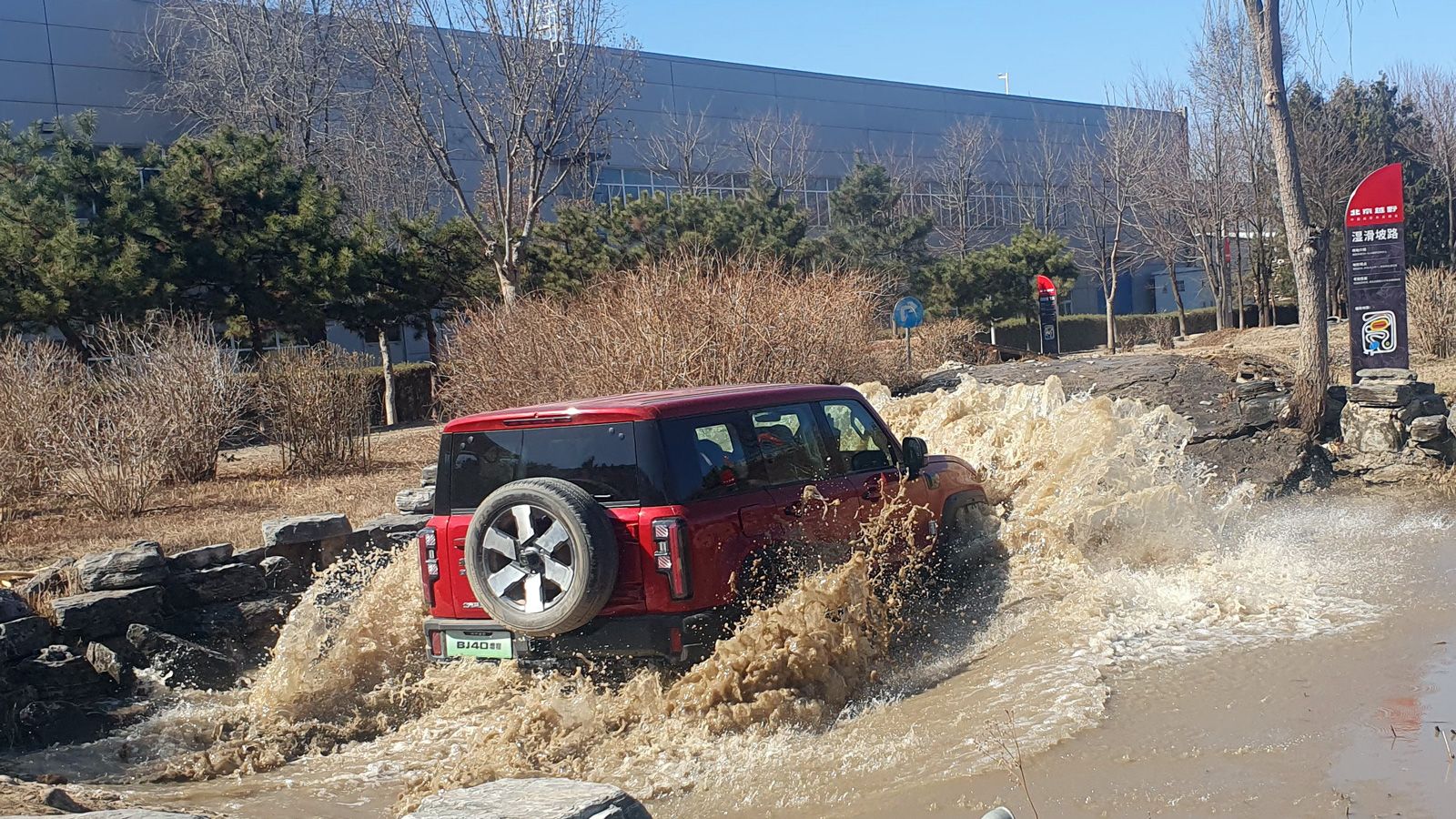 BAIC BJ 40: Στα χέρια ενός απίθανου Κινέζου δοκιμαστή και σε ένα περιβάλλον σκληρού off road παρκούρ λίγο έξω από το εργοστάσιο κατασκευής του, το κιν